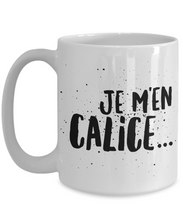 Load image into Gallery viewer, JE M&#39;EN CALICE - Tasse à café drôle, Expression Québécoise, Cadeau pour maman papa ami collègue boss - fête des mères, pères, noël - Sacre Francais Quebec-Coffee Mug